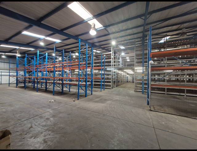 2,100M² WAREHOUSE TO LET IN JET PARK